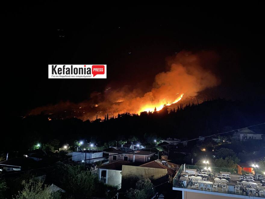 Φωτιά στην Κεφαλονιά: Καλύτερη η εικόνα, στη «μάχη» τα εναέρια μέσα - Δείτε φωτογραφίες