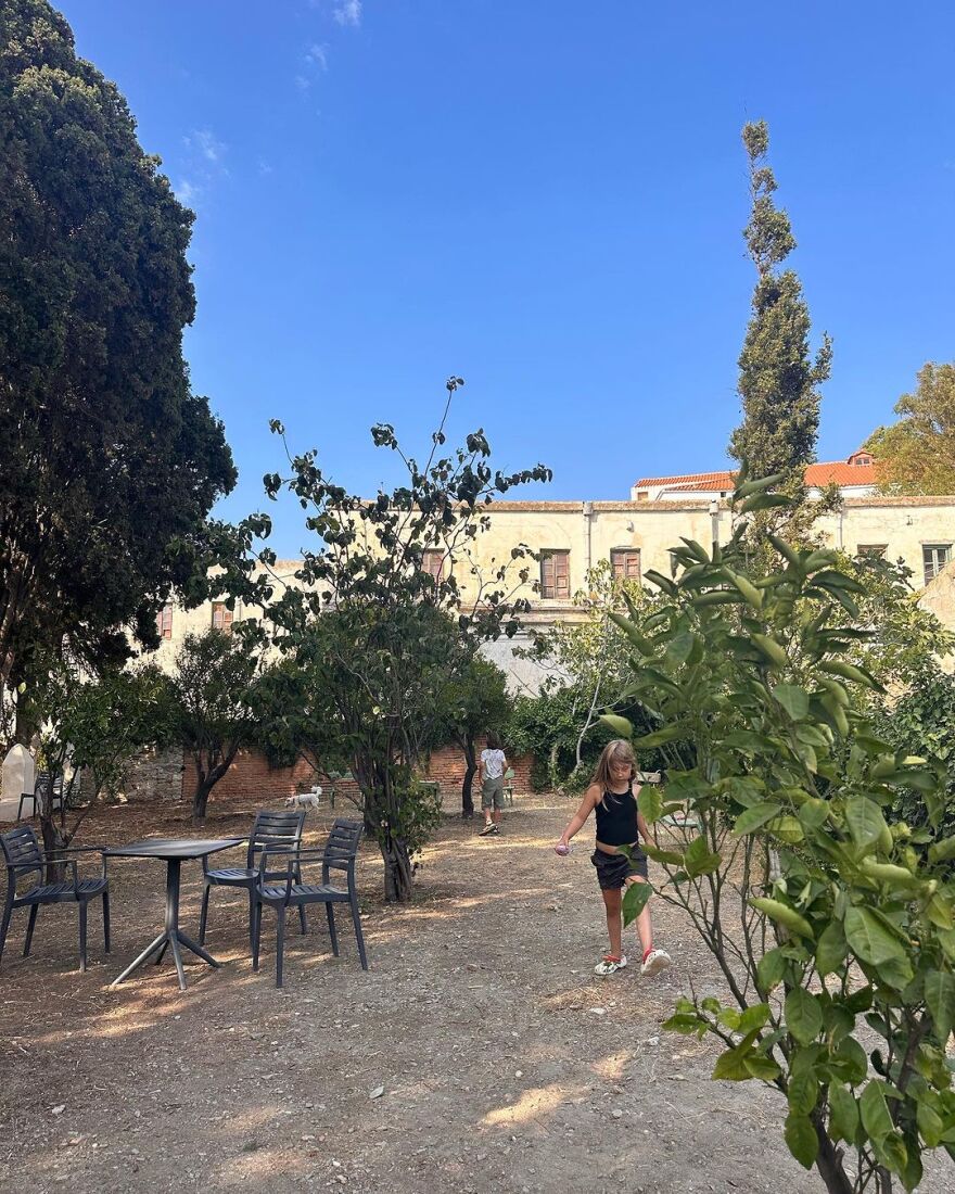 Τόνια Σωτηροπούλου – Κωστής Μαραβέγιας: Στην Τήνο με τον Αποστόλη Τότσικα και τη Ρούλα Ρέβη