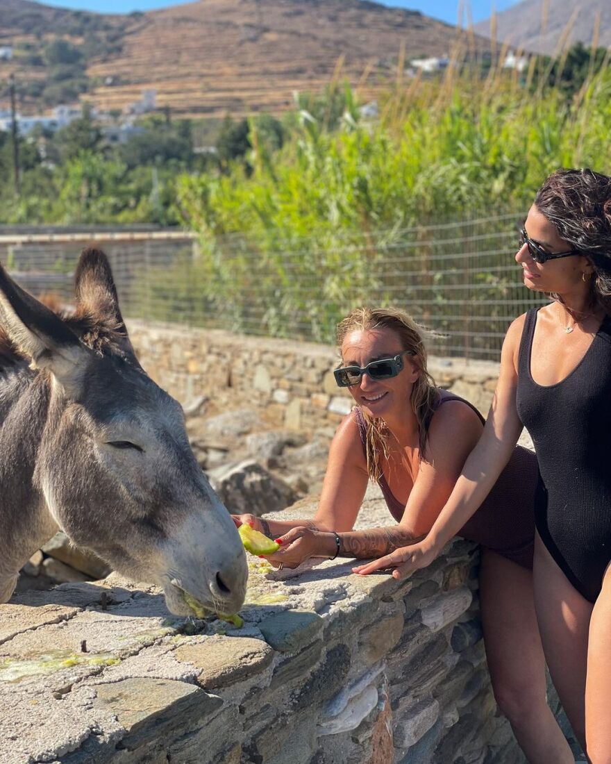 Τόνια Σωτηροπούλου – Κωστής Μαραβέγιας: Στην Τήνο με τον Αποστόλη Τότσικα και τη Ρούλα Ρέβη