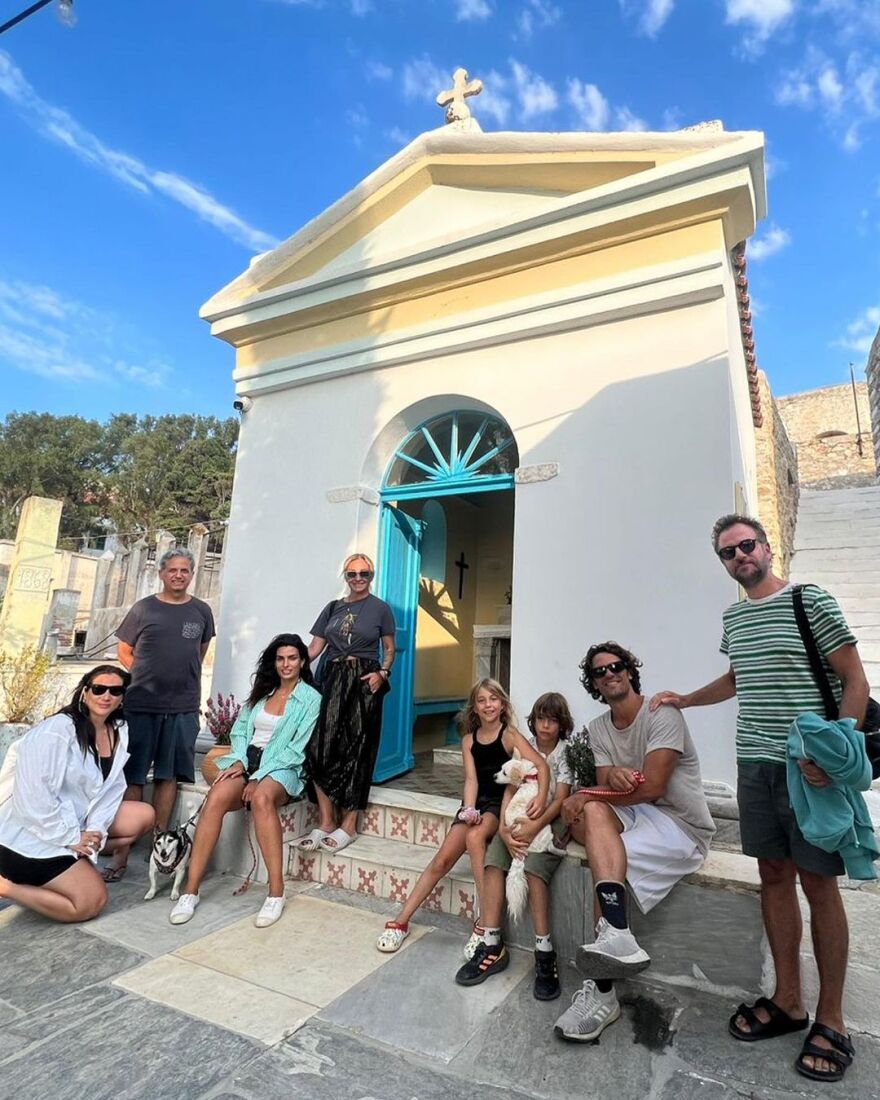 Τόνια Σωτηροπούλου – Κωστής Μαραβέγιας: Στην Τήνο με τον Αποστόλη Τότσικα και τη Ρούλα Ρέβη