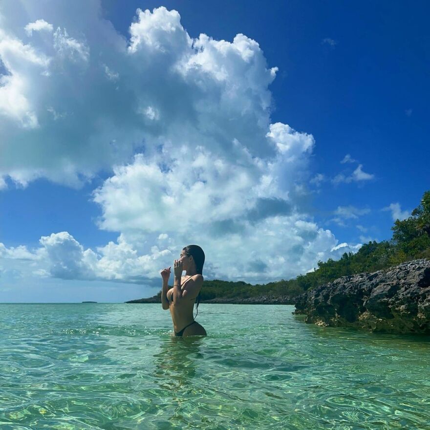 Κάιλι Τζένερ: Ποζάρει με μπικίνι μέσα στη θάλασσα