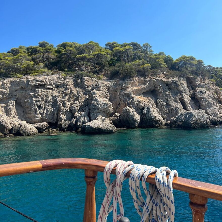 Ντούα Λίπα: Ξανά στην Ελλάδα η τραγουδίστρια - Στην Πελοπόννησο με τον Ρομέν Γαβράς  