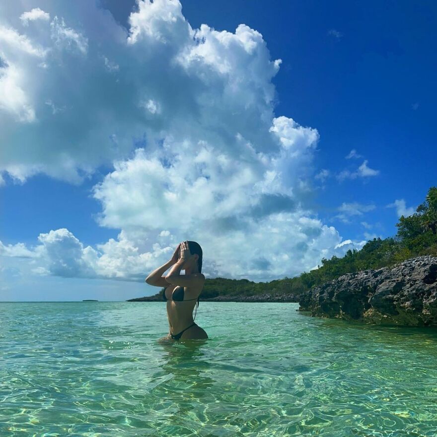 Κάιλι Τζένερ: Ποζάρει με μπικίνι μέσα στη θάλασσα