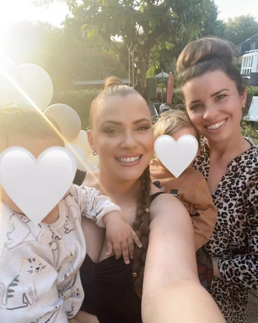 Λάουρα Νάργες: Με τον γιο της και φίλους στη Γερμανία