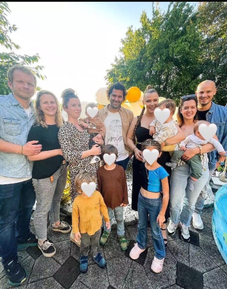 Λάουρα Νάργες: Με τον γιο της και φίλους στη Γερμανία