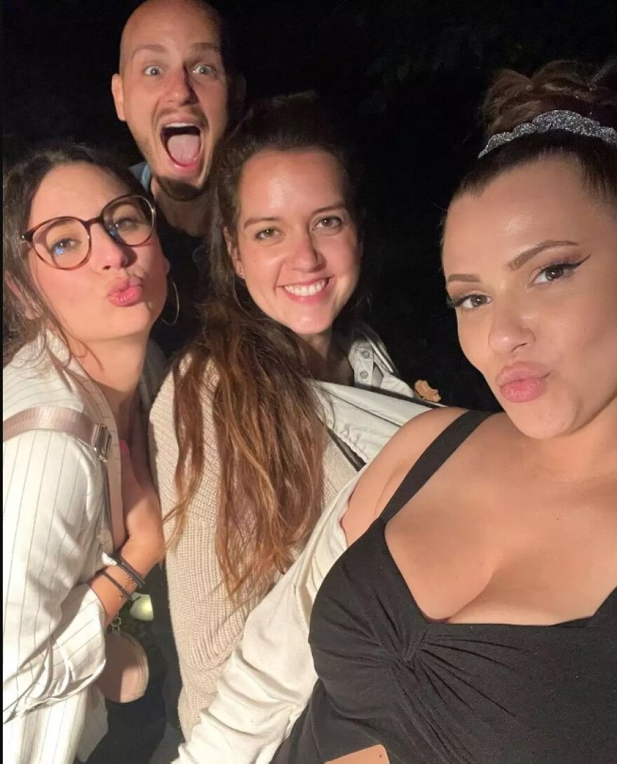 Λάουρα Νάργες: Με τον γιο της και φίλους στη Γερμανία