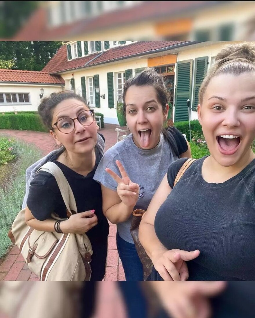 Λάουρα Νάργες: Με τον γιο της και φίλους στη Γερμανία