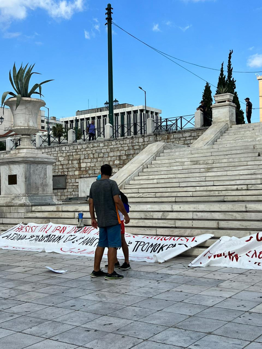 Έστρωσαν πανό για τους Ταλιμπάν μέσα στο Δεκαπενταύγουστο στις σκάλες της πλατείας Συντάγματος - Φωτογραφίες και βίντεο