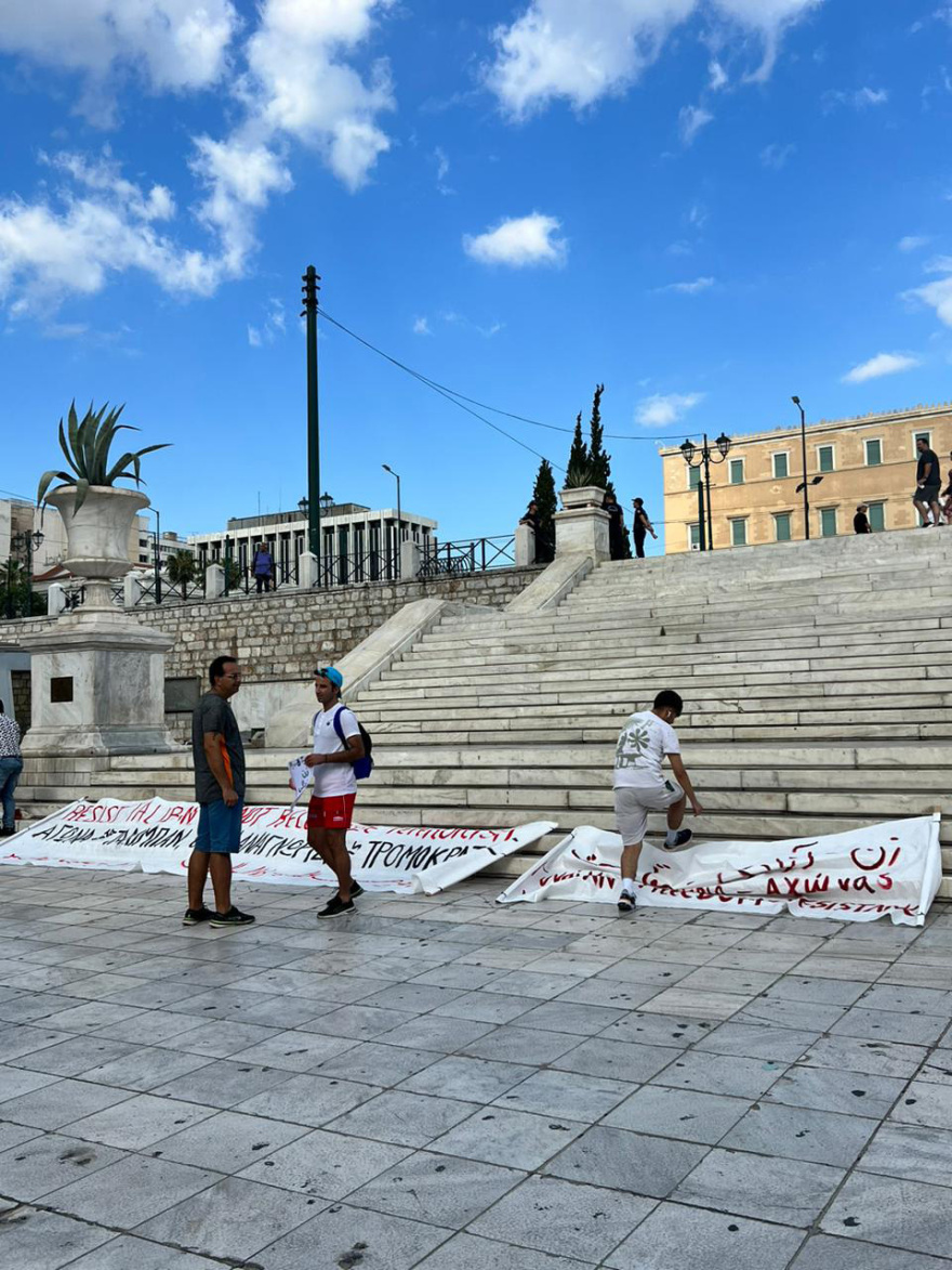 Έστρωσαν πανό για τους Ταλιμπάν μέσα στο Δεκαπενταύγουστο στις σκάλες της πλατείας Συντάγματος - Φωτογραφίες και βίντεο