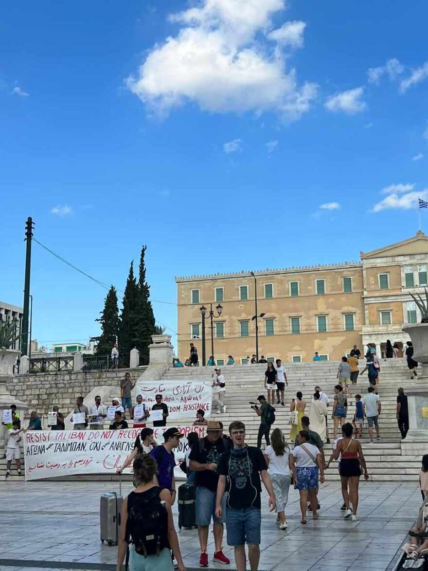 Έστρωσαν πανό για τους Ταλιμπάν μέσα στο Δεκαπενταύγουστο στις σκάλες της πλατείας Συντάγματος - Φωτογραφίες και βίντεο