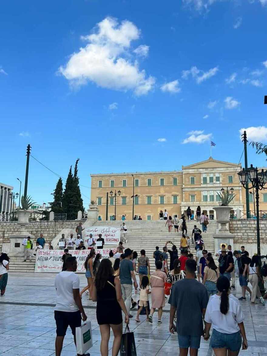 Έστρωσαν πανό για τους Ταλιμπάν μέσα στο Δεκαπενταύγουστο στις σκάλες της πλατείας Συντάγματος - Φωτογραφίες και βίντεο