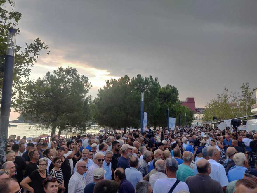 Αλβανία: Μεγάλη συγκέντρωση στη Χειμάρρα για τον Φρέντι Μπελέρη - Δείτε βίντεο και φωτογραφίες