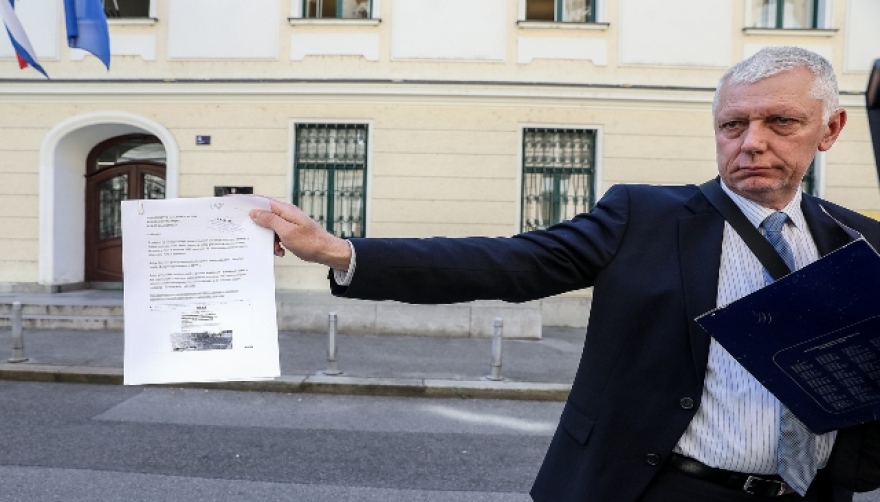 Νέα Φιλαδέλφεια: Γονείς των προφυλακισμένων χούλιγκαν έξω από το υπουργείο Εξωτερικών της Κροατίας