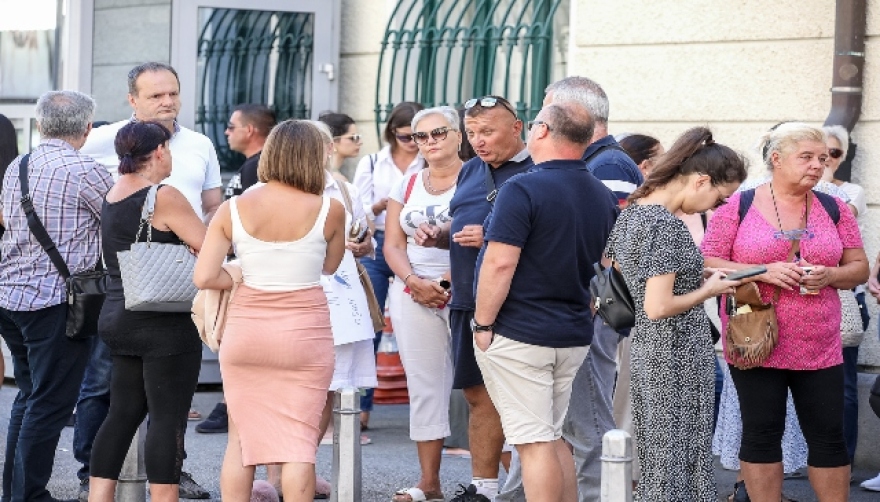 Νέα Φιλαδέλφεια: Γονείς των προφυλακισμένων χούλιγκαν έξω από το υπουργείο Εξωτερικών της Κροατίας