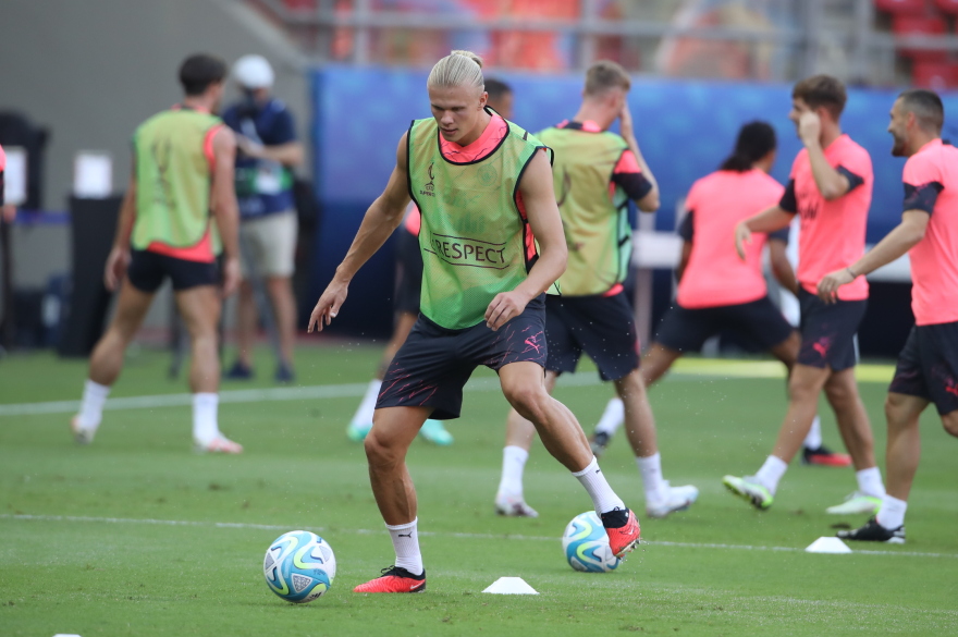 UEFA Super Cup 2023: Η προπόνηση της Μάντσεστερ Σίτι στο «Καραϊσκάκη» - Δείτε φωτογραφίες 