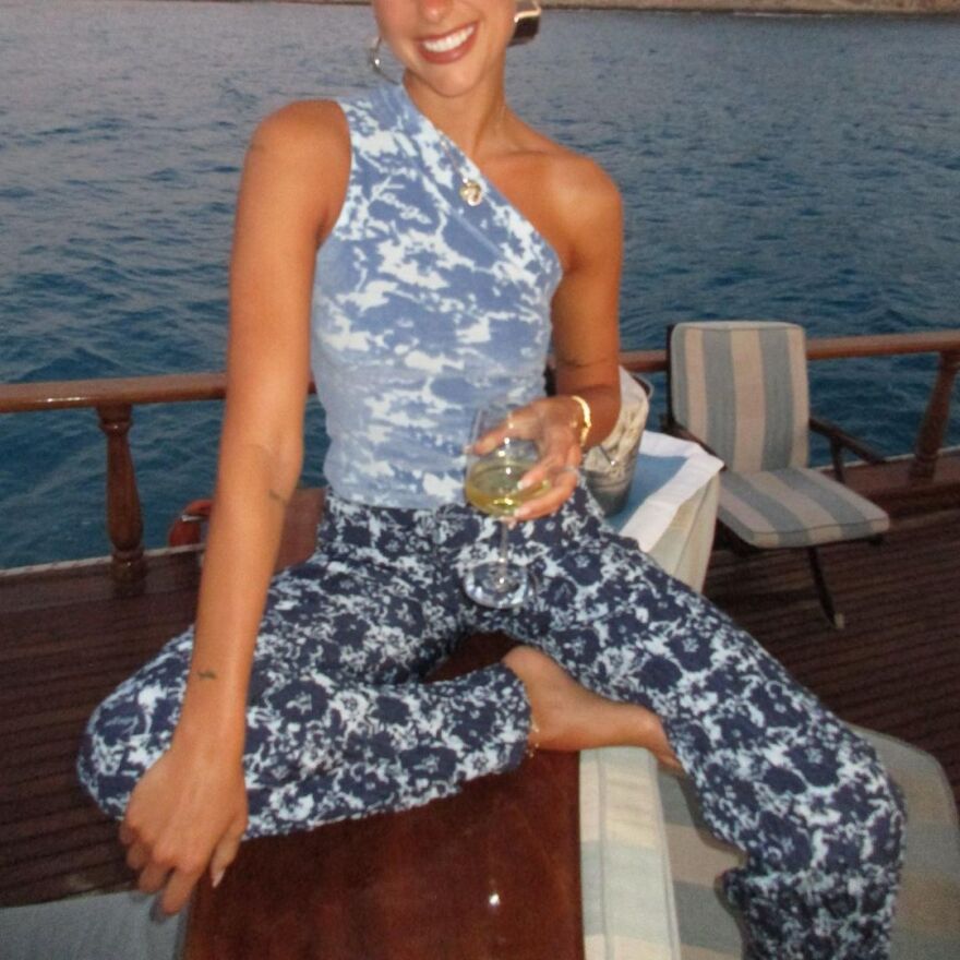 Ντούα Λίπα: Παίζει τάβλι και απολαμβάνει το ελληνικό καλοκαίρι 