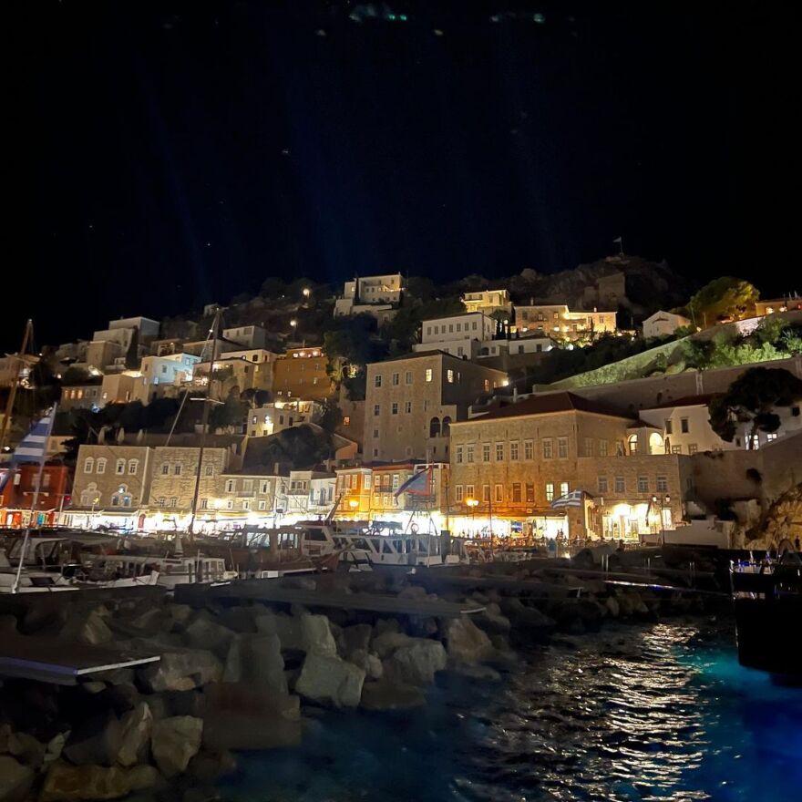 Ντούα Λίπα: Παίζει τάβλι και απολαμβάνει το ελληνικό καλοκαίρι 