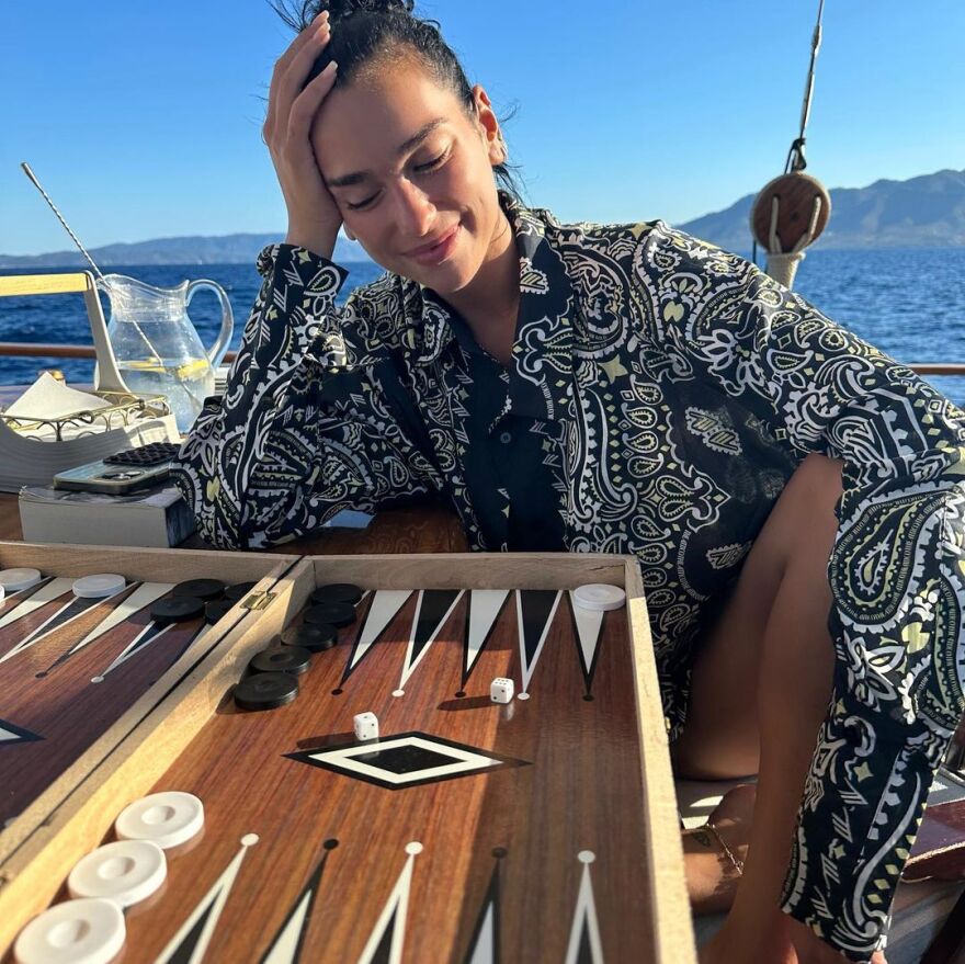 Ντούα Λίπα: Παίζει τάβλι και απολαμβάνει το ελληνικό καλοκαίρι 