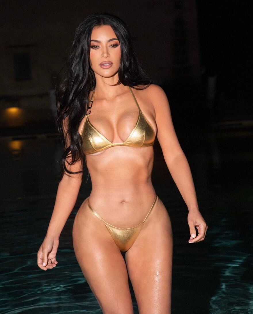 Κιμ Καρντάσιαν: Κάνει νυχτερινό μπάνιο και ποδήλατο φορώντας ένα χρυσό μπικίνι