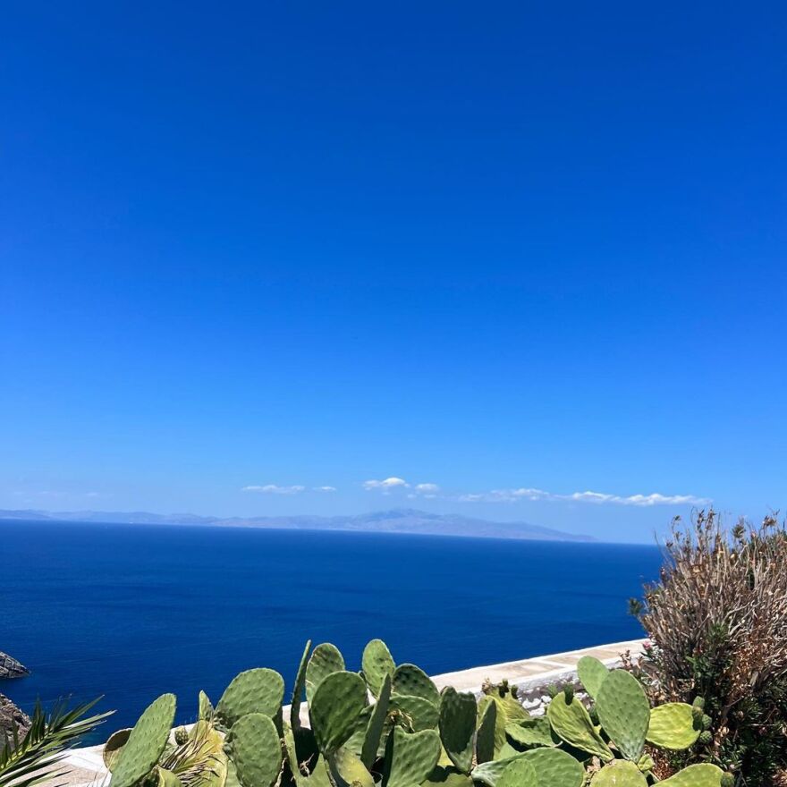 Ντούα Λίπα: Παίζει τάβλι και απολαμβάνει το ελληνικό καλοκαίρι 