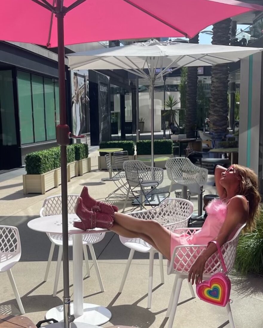 Χάλι Μπέρι: Ντυμένη «Barbie» γιόρτασε τα 57α γενέθλιά της