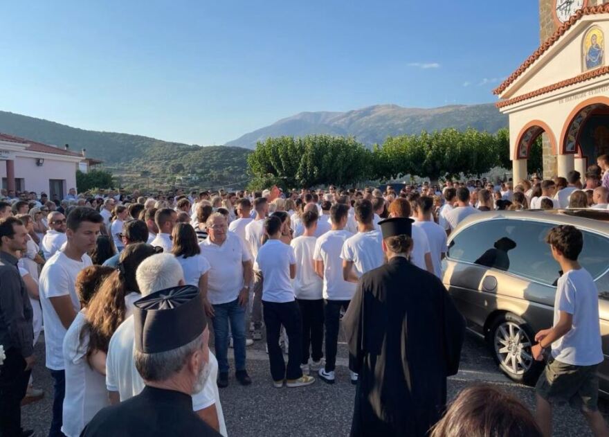 Ναύπακτος: Στα λευκά η πόλη αποχαιρέτησε τον 17χρονο Μάριο - Δείτε φωτογραφία