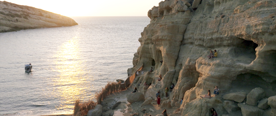 Η Παραλία: Backstage φωτογραφίες από τα γυρίσματα στα Μάταλα - Οι ρόλοι της νέας δραματικής σειράς