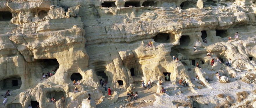 Η Παραλία: Backstage φωτογραφίες από τα γυρίσματα στα Μάταλα - Οι ρόλοι της νέας δραματικής σειράς