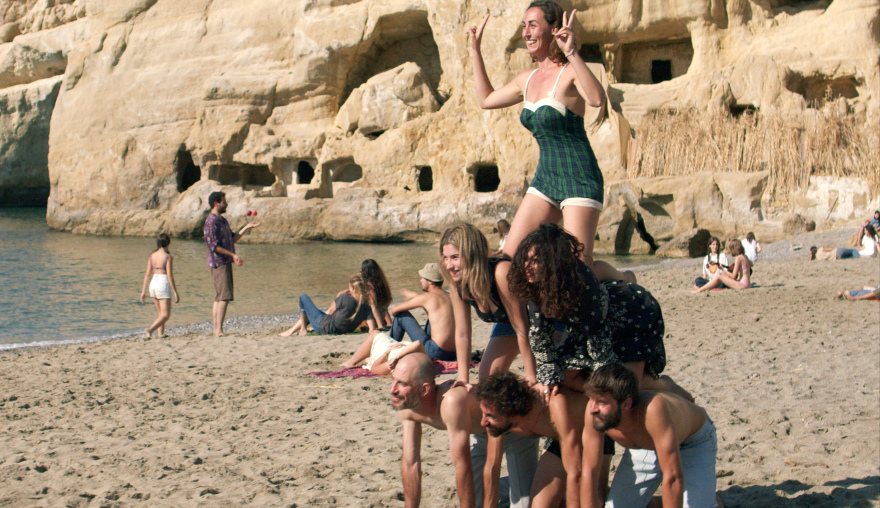 Η Παραλία: Backstage φωτογραφίες από τα γυρίσματα στα Μάταλα - Οι ρόλοι της νέας δραματικής σειράς