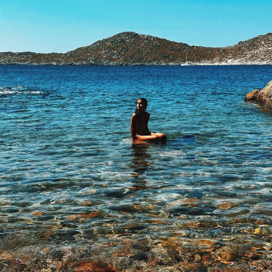 Ζενεβιέβ Μαζαρί: Κάνει διακοπές στη Λέρο 