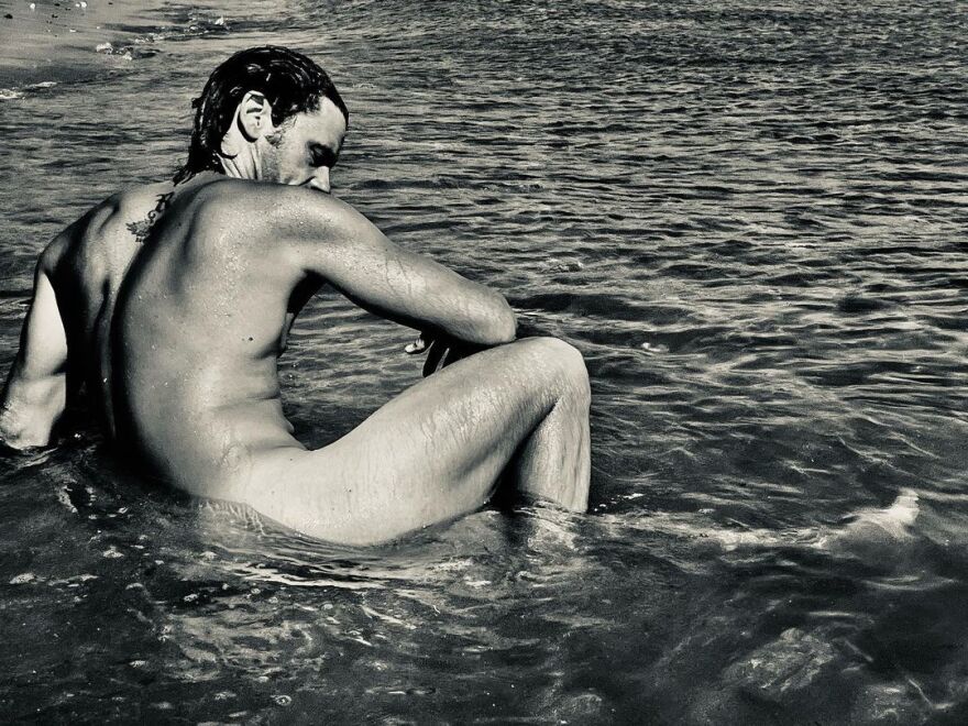 Αποστόλης Τότσικας: Ποζάρει γυμνός στον φακό της Ρούλας Ρέβη