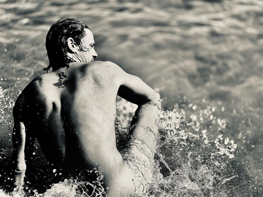 Αποστόλης Τότσικας: Ποζάρει γυμνός στον φακό της Ρούλας Ρέβη