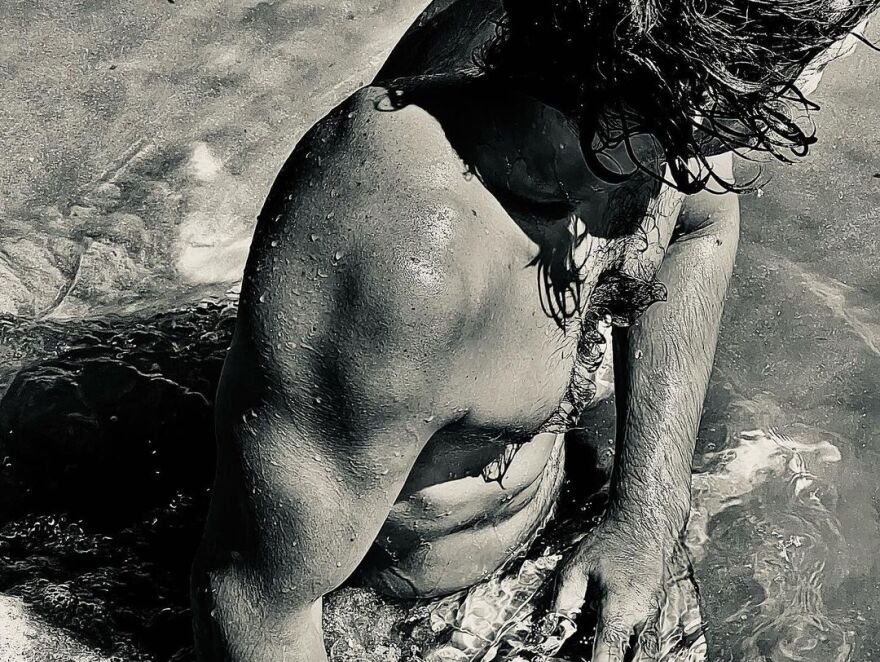 Αποστόλης Τότσικας: Ποζάρει γυμνός στον φακό της Ρούλας Ρέβη