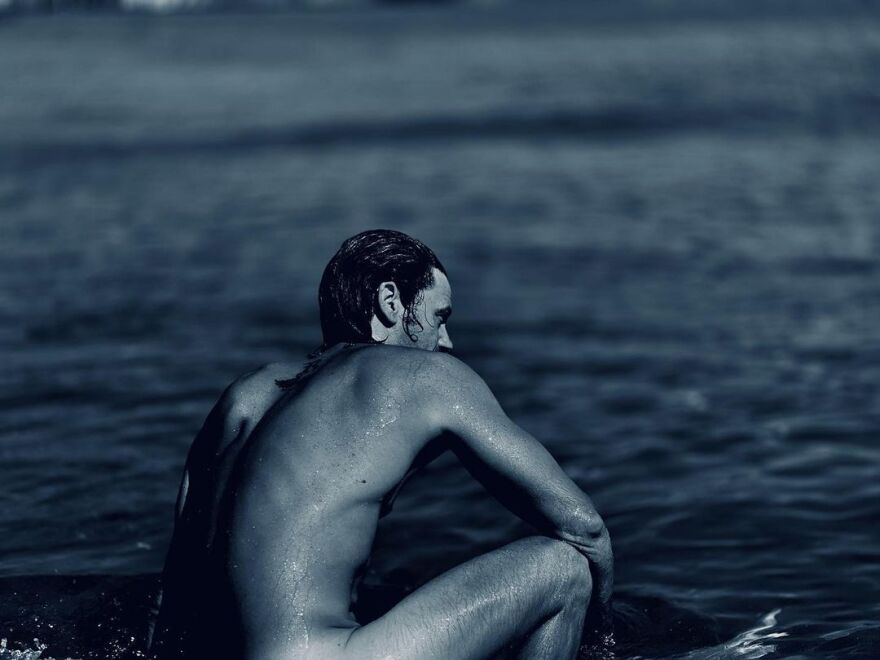 Αποστόλης Τότσικας: Ποζάρει γυμνός στον φακό της Ρούλας Ρέβη