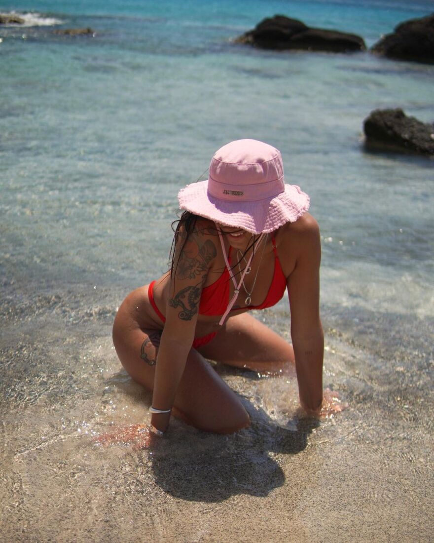 Ευρυδίκη Βαλαβάνη: Φωτογραφίζεται με κόκκινο μπικίνι σε παραλία της Κρήτης 