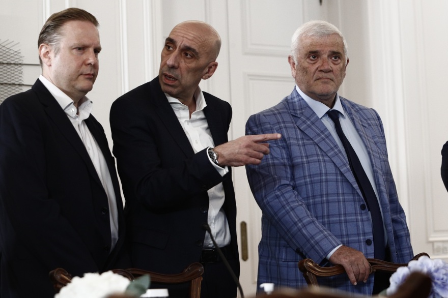 Μέγαρο Μαξίμου: Η στιγμή της αποχώρησης των προέδρων Ολυμπιακού, Παναθηναϊκού και ΑΕΚ