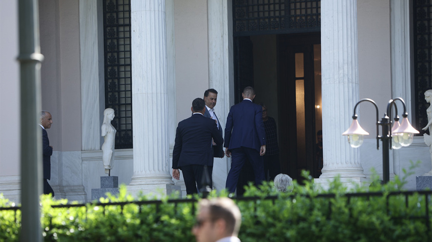 Μέγαρο Μαξίμου: Η στιγμή της αποχώρησης των προέδρων Ολυμπιακού, Παναθηναϊκού και ΑΕΚ