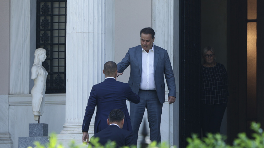 Μέγαρο Μαξίμου: Η στιγμή της αποχώρησης των προέδρων Ολυμπιακού, Παναθηναϊκού και ΑΕΚ