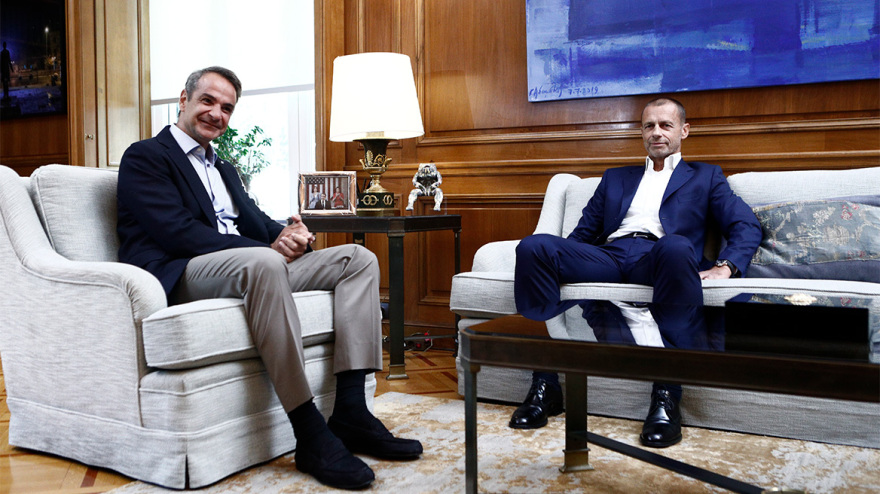 Μέγαρο Μαξίμου: Η στιγμή της αποχώρησης των προέδρων Ολυμπιακού, Παναθηναϊκού και ΑΕΚ