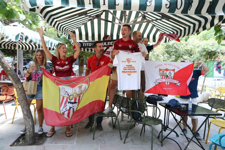 Uefa Super Cup: Στην Αθήνα οπαδοί της Μάντσεστερ Σίτι και της Σεβίλλης - Δείτε φωτογραφίες