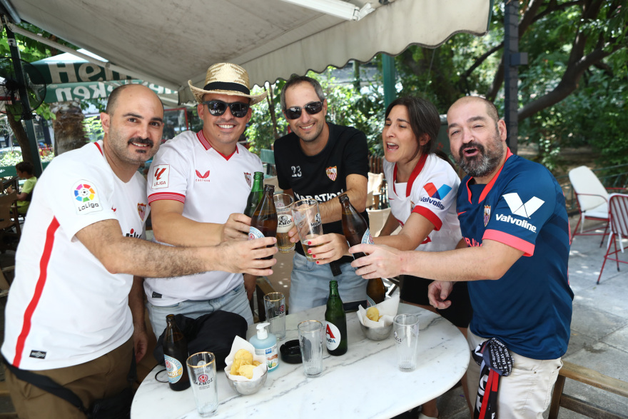 Uefa Super Cup: Στην Αθήνα οπαδοί της Μάντσεστερ Σίτι και της Σεβίλλης - Δείτε φωτογραφίες