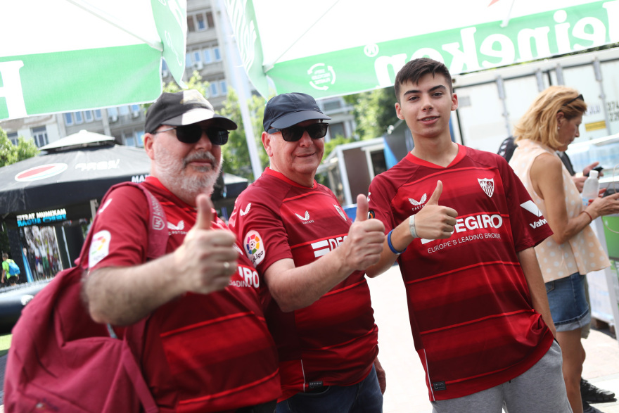 Uefa Super Cup: Στην Αθήνα οπαδοί της Μάντσεστερ Σίτι και της Σεβίλλης - Δείτε φωτογραφίες