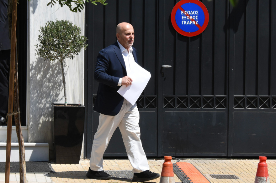 Μέγαρο Μαξίμου: Η στιγμή της αποχώρησης των προέδρων Ολυμπιακού, Παναθηναϊκού και ΑΕΚ