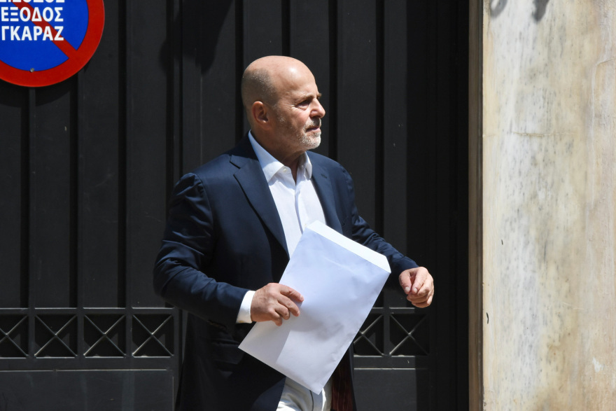 Μέγαρο Μαξίμου: Η στιγμή της αποχώρησης των προέδρων Ολυμπιακού, Παναθηναϊκού και ΑΕΚ