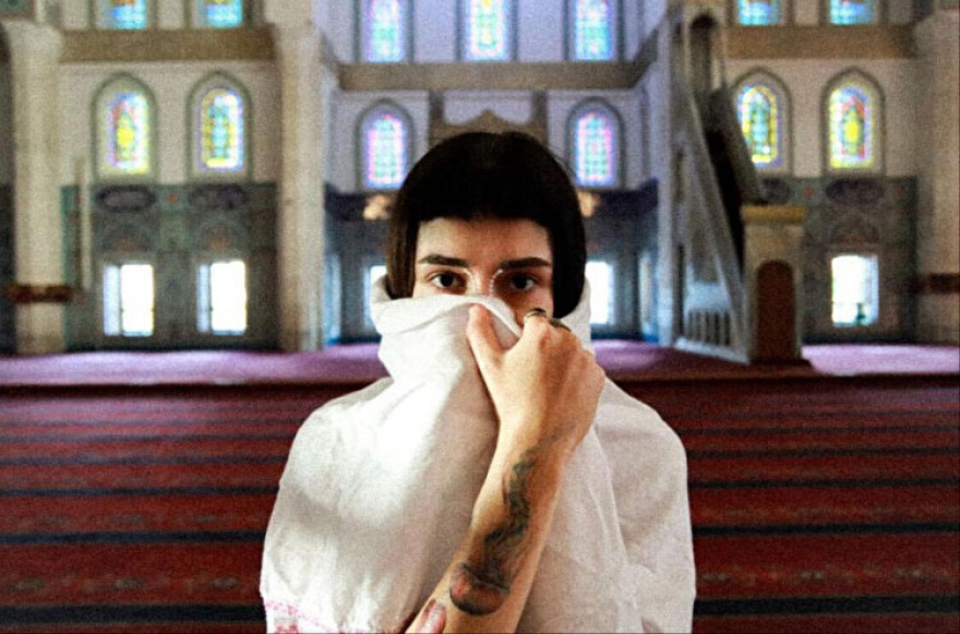 Τουρκία: Σάλος για το μοντέλο που φωτογραφήθηκε με την κοιλιά έξω στο μεγαλύτερο τζαμί της Άγκυρας