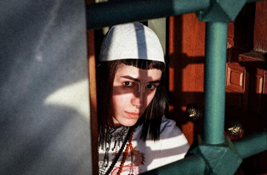 Τουρκία: Σάλος για το μοντέλο που φωτογραφήθηκε με την κοιλιά έξω στο μεγαλύτερο τζαμί της Άγκυρας