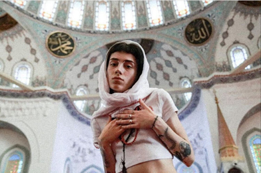 Τουρκία: Σάλος για το μοντέλο που φωτογραφήθηκε με την κοιλιά έξω στο μεγαλύτερο τζαμί της Άγκυρας