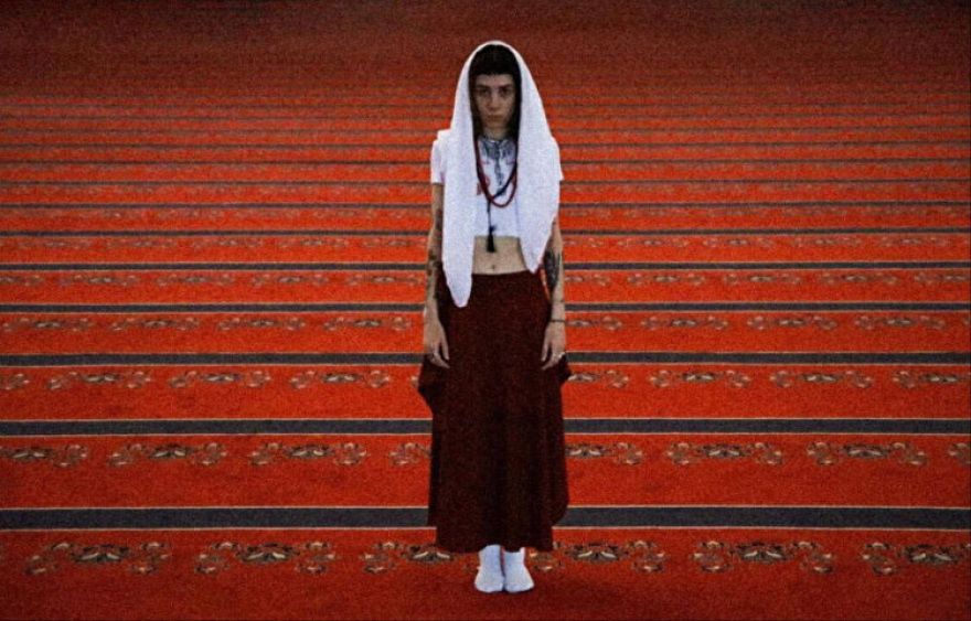 Τουρκία: Σάλος για το μοντέλο που φωτογραφήθηκε με την κοιλιά έξω στο μεγαλύτερο τζαμί της Άγκυρας