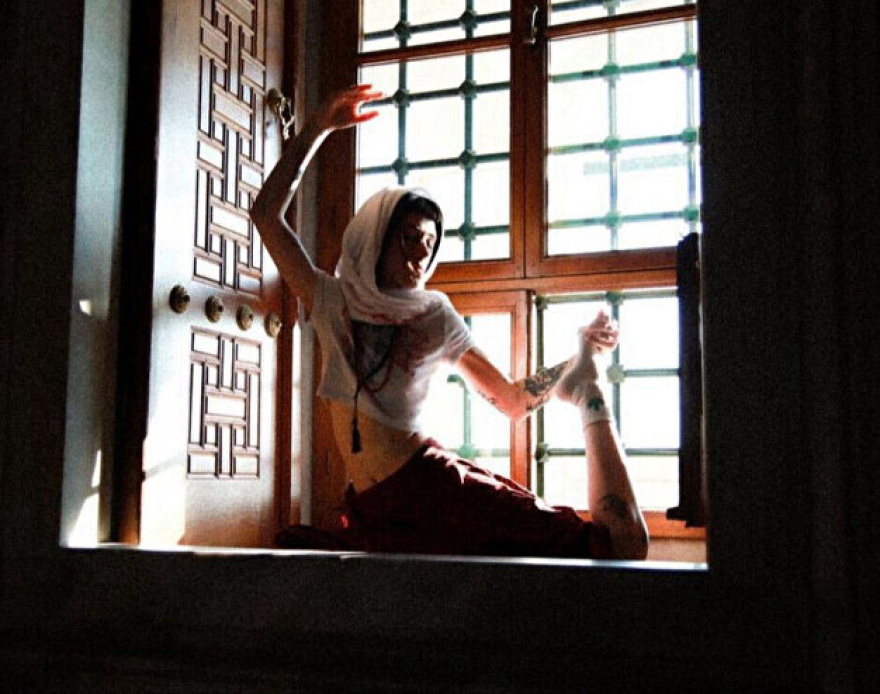 Τουρκία: Σάλος για το μοντέλο που φωτογραφήθηκε με την κοιλιά έξω στο μεγαλύτερο τζαμί της Άγκυρας