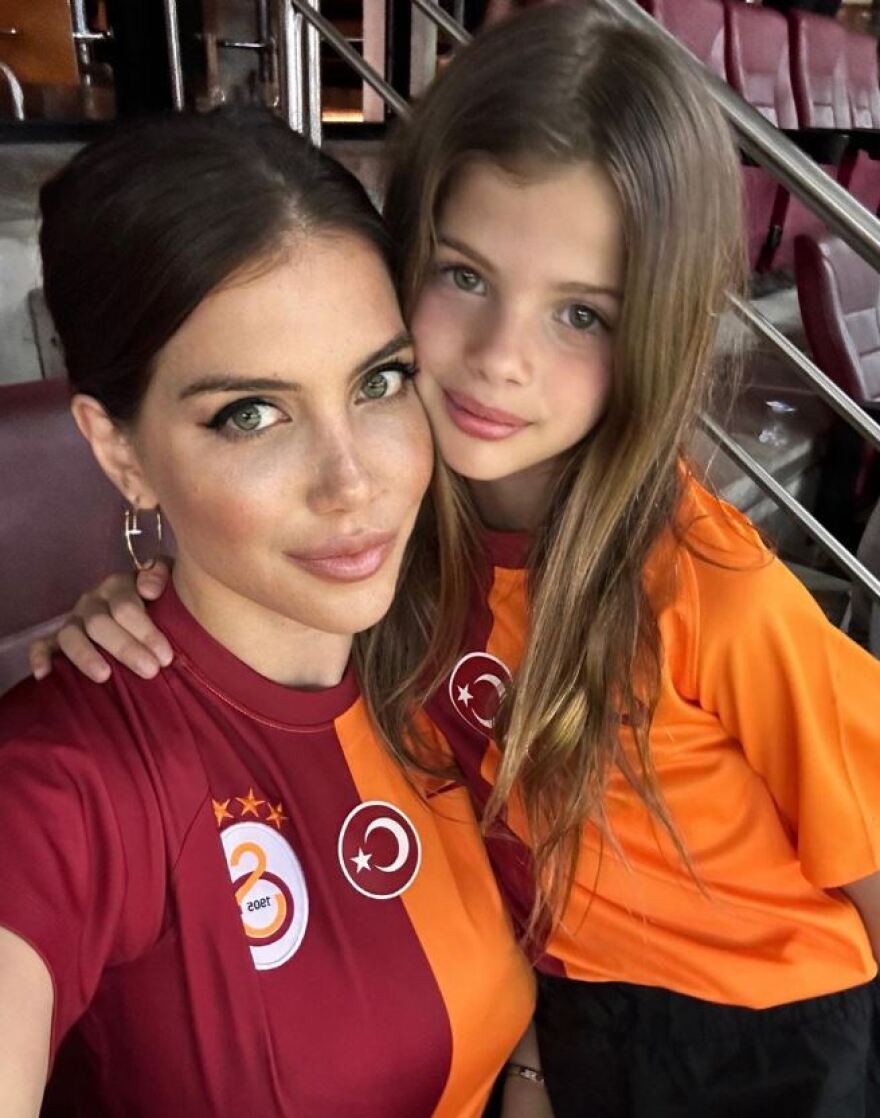 Γουάντα Νάρα: Εμφανίστηκε με φανέλα της Γαλατά στο γήπεδο και έφερε γούρι στον Ικάρντι 